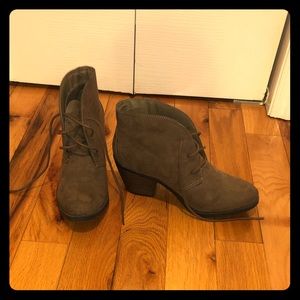 NWOT Dune’s tan booties size 9